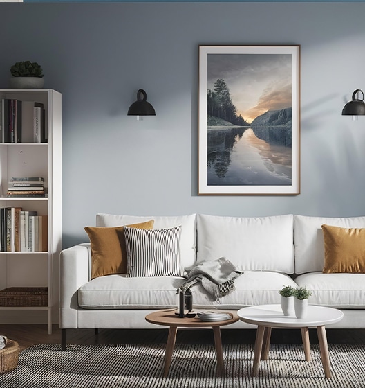 Bank in woonkamer met veel licht en gekleurde accenten