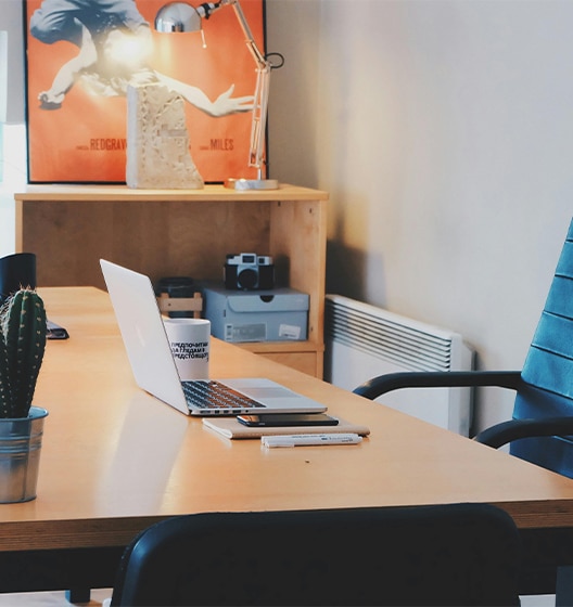 Werkkamer van de makelaar met laptop om op te werken