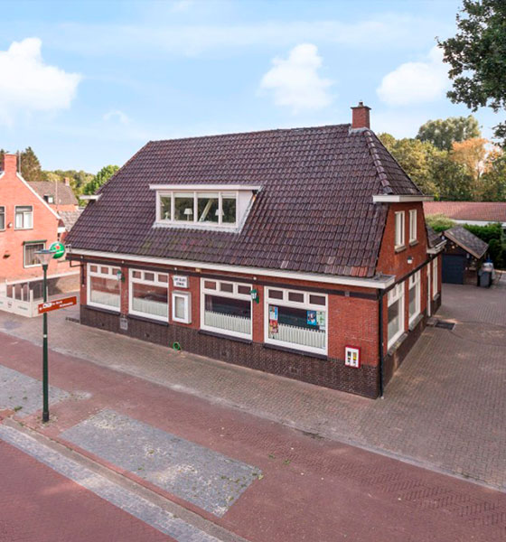 vrijstaande woning in betegelde straat